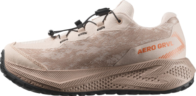 Beige Laufschuhe mit Schnellverschluss und oranger Schrift. Beige Laufschuhe mit Schnellverschluss und oranger Schrift.