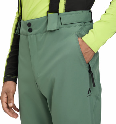 Detail eines Mannes in grüner Skihose mit Reißverschlusstasche.