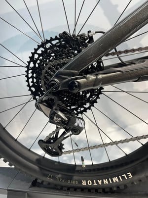 Detail des SRAM-Schaltwerks und der Kassette eines Mountainbikes. Detail des SRAM-Schaltwerks und der Kassette eines Mountainbikes.