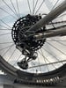 Detail des SRAM-Schaltwerks und der Kassette eines Mountainbikes.