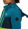 Detail einer McKinley-Kinderjacke mit Logo und Farbblöcken.