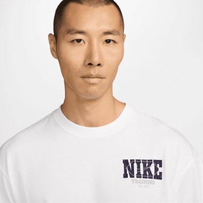 Mann in einem weißen T-Shirt mit Nike Training-Logo auf der Brust.