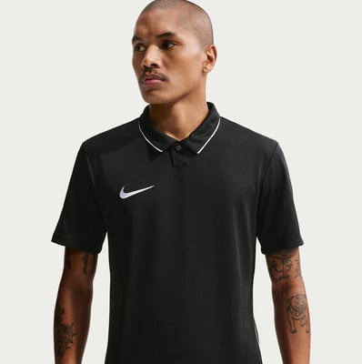 Ein Mann in einem schwarzen Poloshirt mit Kragen und Nike-Logo. Ein Mann in einem schwarzen Poloshirt mit Kragen und Nike-Logo.