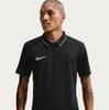 Ein Mann in einem schwarzen Poloshirt mit Kragen und Nike-Logo.