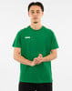 Ein Mann in einem grünen JAKO-T-Shirt und schwarzer Hose.