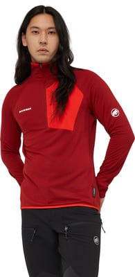 Mann in rotem Pullover mit kurzem Reißverschluss und schwarzer Hose. Mann in rotem Pullover mit kurzem Reißverschluss und schwarzer Hose.