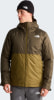Mann in einer khakifarbener The North Face Jacke mit Kapuze und schwarzer Mütze.