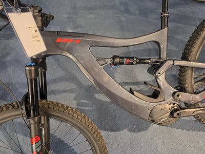 Graues BH Fullys E-Mountainbike mit rotem BH-Logo. Graues BH Fullys E-Mountainbike mit rotem BH-Logo.