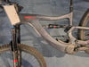Graues BH Fullys E-Mountainbike mit rotem BH-Logo.