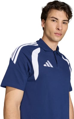 Ein Mann in einem dunkelblauen Poloshirt mit weißen Streifen an den Schultern. Ein Mann in einem dunkelblauen Poloshirt mit weißen Streifen an den Schultern.