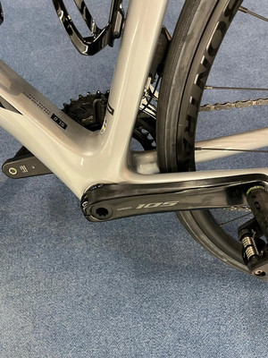 Detail eines Fahrradrahmens mit Shimano 105 Kurbelgarnitur und Kette. Detail eines Fahrradrahmens mit Shimano 105 Kurbelgarnitur und Kette.