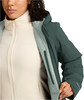 Detail einer Damenjacke mit Fleece-Innenjacke und Reißverschluss.