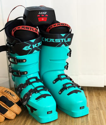 Blaue Skischuhe mit Heizung und Lenz-Handschuhen. Blaue Skischuhe mit Heizung und Lenz-Handschuhen.
