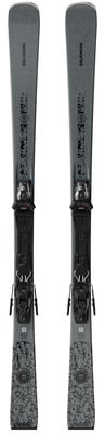 Ein Paar Salomon-Ski mit schwarzer Bindung und grauem Design.