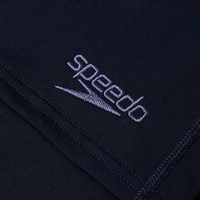 Detail des Speedo-Logos auf dunkler Kleidung, hellviolett bestickt.