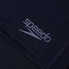 Detail des Speedo-Logos auf dunkler Kleidung, hellviolett bestickt.