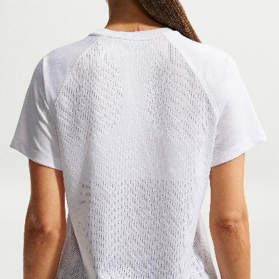 Rückansicht eines weißen kurzärmeligen Sport-T-Shirts mit Netzstruktur.