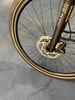 Vorderes Fahrradrad mit Scheibenbremse und Federgabel.