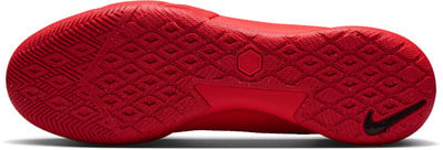 Červená podrážka s diamantovým vzorom a logom Nike. Červená podrážka s diamantovým vzorom a logom Nike.