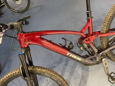 Ein rotes Trek Mountainbike mit Federung und Flaschenhalter. Ein rotes Trek Mountainbike mit Federung und Flaschenhalter.