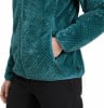 Nahaufnahme einer Person in einer dunkelgrünen Fleecejacke mit einer Tasche.