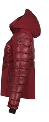 Rote Steppjacke mit Kapuze und schwarzem Ärmelbündchen. Rote Steppjacke mit Kapuze und schwarzem Ärmelbündchen.