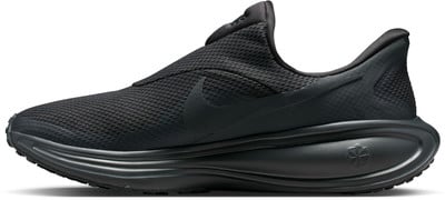 Černé tenisky Nike se šněrováním a černou podrážkou.
