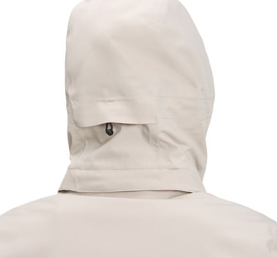 Rückansicht einer beigen Jacke mit Kapuze und Kordelzug.