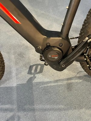 Detail des Bosch Performance CX E-Bike-Motors am Fahrradrahmen. Detail des Bosch Performance CX E-Bike-Motors am Fahrradrahmen.