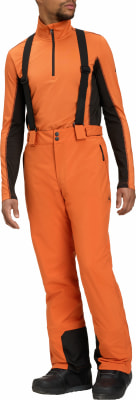 Ein Mann in orangefarbener Skihose und Jacke mit schwarzen Streifen und Hosenträgern. Ein Mann in orangefarbener Skihose und Jacke mit schwarzen Streifen und Hosenträgern.
