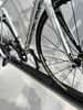 Detail eines weißen Simplon Rennrads auf einem schwarzen Ständer.