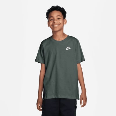Junge in dunkelgrünem T-Shirt mit Nike-Logo und schwarzer Hose. Junge in dunkelgrünem T-Shirt mit Nike-Logo und schwarzer Hose.