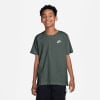 Junge in dunkelgrünem T-Shirt mit Nike-Logo und schwarzer Hose.