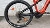 Ein rotes E-Bike mit schwarzen Rädern und Rahmendetails.