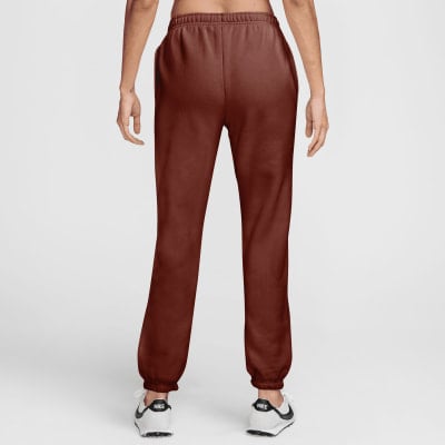 Damen-Jogginghose von Nike in Dunkelbraun mit weißen Sneakern.