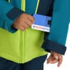 Eine Hand steckt eine Karte mit Intersport-Logo in eine Jackentasche.