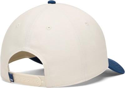 Eine beige Kappe mit blauer Oberseite und dunkelblauem Schirm. Eine beige Kappe mit blauer Oberseite und dunkelblauem Schirm.