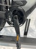 Detailaufnahme der Kurbel und Kette eines E-Bikes mit einem Kunststoffpedal.