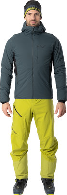 Mann in dunkelblauer Jacke, gelber Hose und Skischuhen. Mann in dunkelblauer Jacke, gelber Hose und Skischuhen.