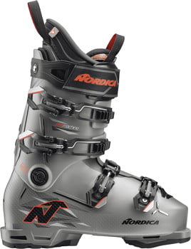 Ein grauer Nordica-Skischuh mit orangefarbenen Details und Schnallen.