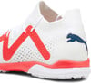 Weißer Puma-Fußballschuh mit roten Akzenten und Katzenlogo.
