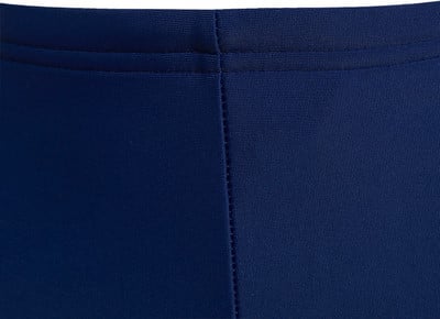 Detail eines dunkelblauen Stoffes mit Nähten am oberen Rand. Detail eines dunkelblauen Stoffes mit Nähten am oberen Rand.