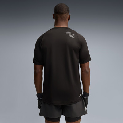 Mann von hinten in einem schwarzen Kurzarmshirt und dunklen Shorts. Mann von hinten in einem schwarzen Kurzarmshirt und dunklen Shorts.
