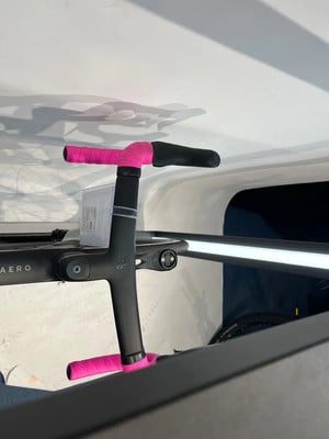 Schwarzer Fahrradlenker mit rosa Band