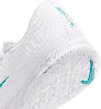 Bílý fotbalový trenér s tyrkysovým logem Nike a nápisem Mercurial.
