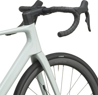 Grünes Rennrad mit schwarzem Lenker und schwarzem Vorderrad. Grünes Rennrad mit schwarzem Lenker und schwarzem Vorderrad.