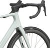 Grünes Rennrad mit schwarzem Lenker und schwarzem Vorderrad.