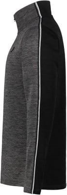 Grauer Pullover mit schwarzem Einsatz und weißem Streifen an den Seiten.
