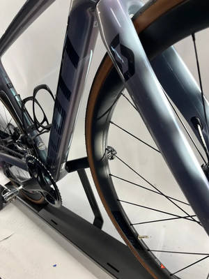 Rahmendetail eines Scott Rennrads mit Rädern und Kurbelgarnitur. Rahmendetail eines Scott Rennrads mit Rädern und Kurbelgarnitur.