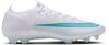 Weiße Nike Fußballschuhe mit türkisfarbenem Streifen und ATOMKNIT-Schriftzug.